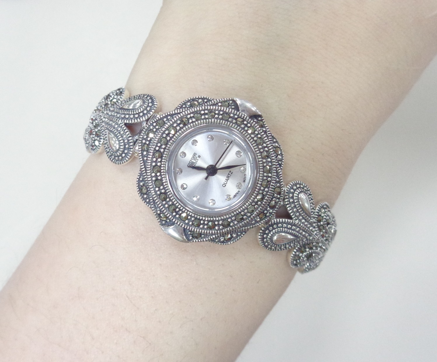 Серебряные часы с марказитами